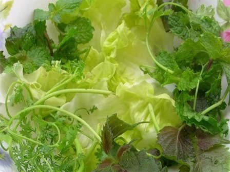 Rau sống ngâm nước muối loãng an toàn đến đâu?