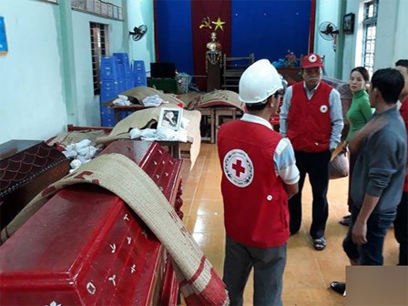 Đau lòng cảnh người chết đắp chiếu và khâm liệm tại trụ sở ủy ban vì nhà đã bị vùi lấp