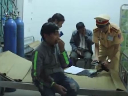 Cậu bé 14 tuổi, gây tai nạn khi đèo bạn gái, khóc ròng trong viện vì sợ bố mắng