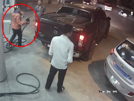 Clip: Nghi bị đổ thiếu, khách hàng đánh nhân viên cây xăng chảy máu mồm-3