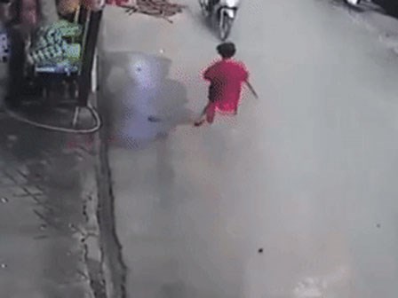 Trẻ em sang đường bất cẩn - Lời cảnh tỉnh cho các bậc phụ huynh