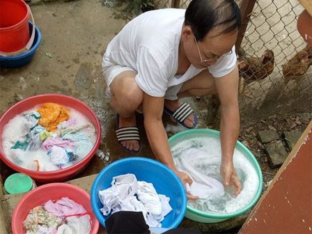 Bố chồng giặt chậu quần áo hộ con dâu mới sinh khiến bao người ngưỡng mộ