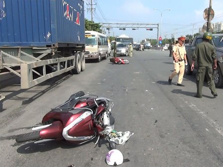 Để con nhỏ vặn ga xe máy khi chờ đèn đỏ, hai mẹ con bị ô tô tông văng hơn 10m nguy kịch