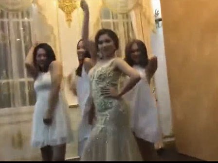 Cô dâu và hội chị em bạn dì 