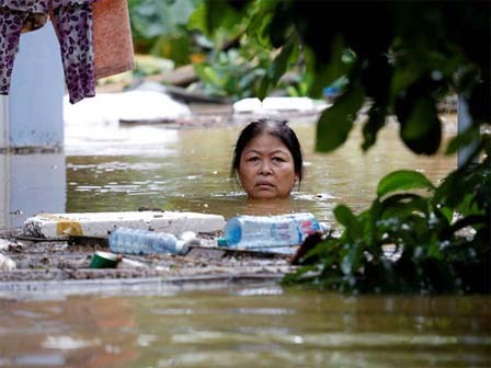 Những bức hình ám ảnh trong đợt lũ kinh hoàng ở miền Trung tràn ngập trên báo Tây