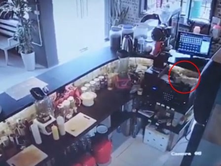 Cô gái trẻ đi làm 10 ngày trộm tiền 4 lần nhưng vẫn đòi lương và cách xử lý gây tranh cãi của anh chủ quán cafe