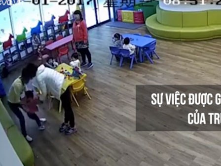 Cô giáo mầm non xô trẻ ngã va đầu vào bàn phải quỳ xuống xin lỗi phụ huynh
