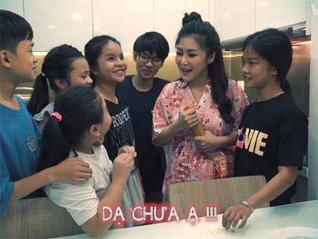 ‘Cô giáo’ Hương Tràm bị ‘cháy giáo án’ khi đang mải mê dạy học trò