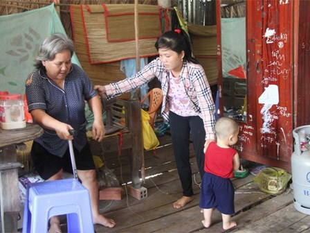 Chồng chết vì tai nạn, người mẹ trẻ nuốt nước mắt nuôi con nhỏ, đau đớn nhìn bố mẹ già bệnh tật không tiền chữa