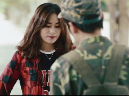 Cô gái gào khóc tiễn người yêu đi nghĩa vụ, hành động cuối của chàng trai gây bất ngờ-1