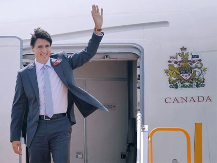 Thủ tướng Canada Justin Trudeau rạng rỡ vẫy chào khi đáp chuyến bay xuống Đà Nẵng