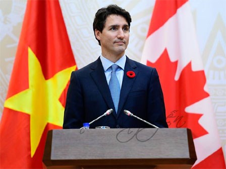 Bạn sẽ shock khi biết bông hoa đỏ cài áo Thủ tướng Justin Trudeau và câu chuyện lịch sử đằng sau