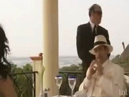 Clip: Sự ấm ức của yếu nhân có vệ sĩ 'nhiệt tình thái quá'