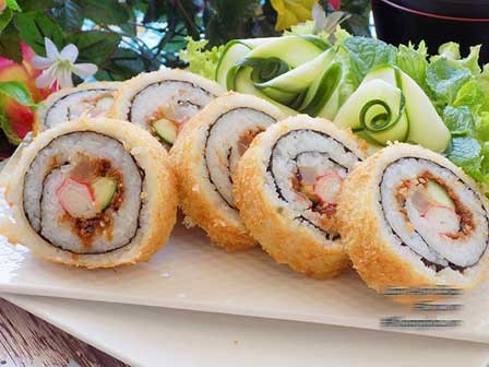 Kimbap chiên vừa ngon vừa giòn lại nóng hổi ai ăn cũng thích