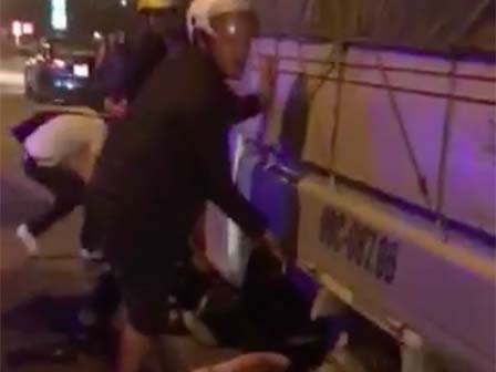 Nâng xe tải cứu sống vợ chồng bà bầu bị cuốn vào gầm xe