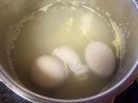 Đến ra mắt, cô nàng đãi nhà người yêu món trứng luộc lòi ruột, còn đổ thừa trứng tẩm hóa chất