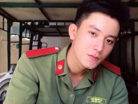 Tan chảy trước chàng công an điển trai có vẻ ngoài cực lạnh lùng