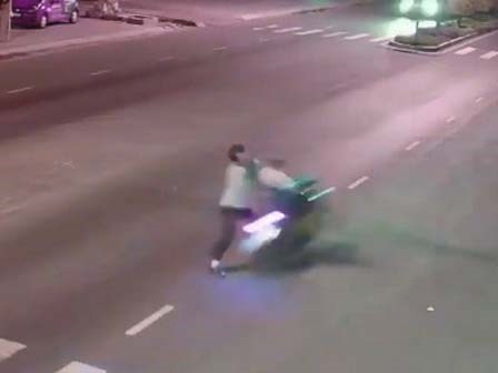 Người đàn ông sang đường bất cẩn gặp thanh niên phóng ''tốc độ bàn thờ'' và cái kết đắng cho cả hai