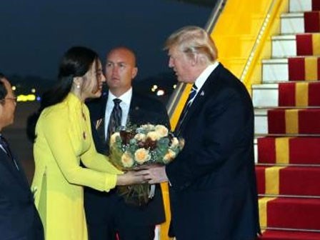 Dân mạng sốt sắng tìm danh tính cô gái tặng hoa cho Tổng thống Mỹ Donald Trump