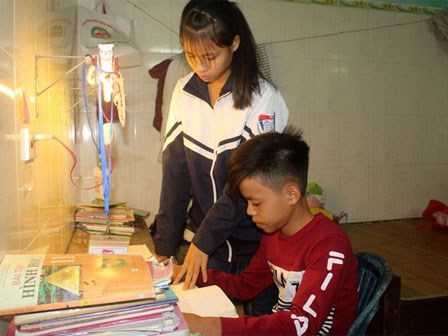 Bố ung thư, mẹ tai nạn và ước mơ dang dở của 3 chị em nữ sinh trường y