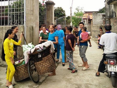 Vụ bí thư thôn kê vợ nhận quà lũ lụt: Ăn chặn cả gói mì tôm?