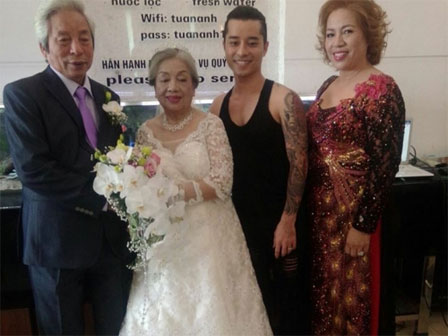 Bộ ảnh chồng nằm thở bình oxy vẫn cố chăm sóc người vợ mù hàng ngày ở bên động viên khiến nhiều người cay mắt-12