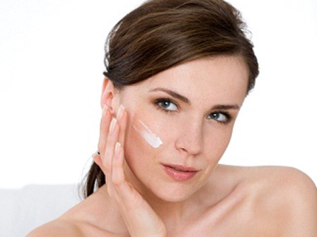 Chỉ là bôi kem dưỡng mà cũng dễ mắc đến 6 sai lầm khiến da ngày một xám xịt, mụn lên triền miên mãi không dứt-4