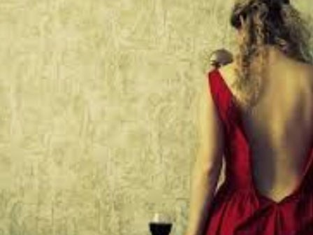 Chị em tranh cãi chuyện mẹ trẻ hớ hênh mặc đồ ngủ sexy khi có anh hàng xóm trong nhà