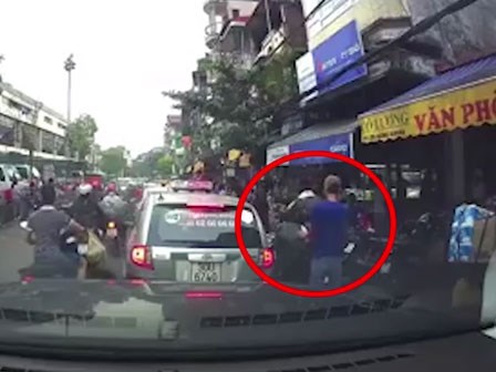Gã đàn ông ngang nhiên rạch túi, móc đồ người dừng đèn đỏ ngay giữa đường