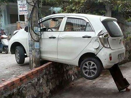 Tài xế lùi xe với phong cách cực khó đỡ