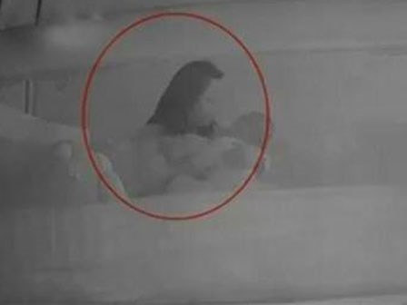 Con 1 tuổi thường xuyên khóc đêm, kiểm tra camera, mẹ bàng hoàng phát hiện bé thường xuyên bị bảo mẫu đánh đập