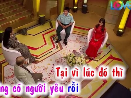 Vợ chồng son: Sỹ quan không quân đeo kính đen đi hẹn hò vì lý do không ngờ