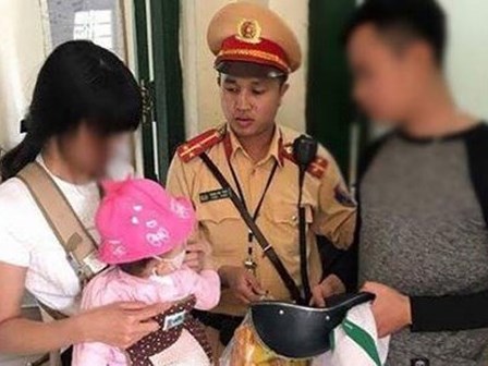 Cảnh sát giao thông thuyết phục thiếu phụ bế theo con nhỏ định nhảy cầu Chương Dương