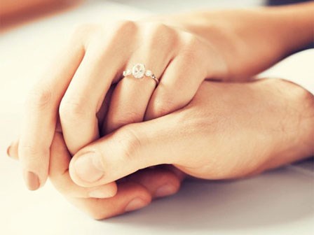 Bi hài thanh niên định cầu hôn bằng cách nhét nhẫn vào bánh nhưng lại bị bạn gái nuốt trôi