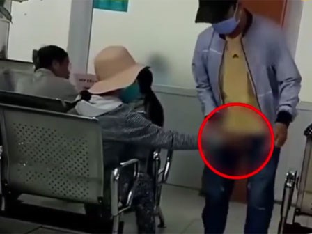 Video: Người phụ nữ sờ vùng nhạy cảm của đàn ông tại nơi công cộng