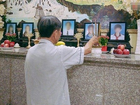 Người thường lui tới biệt thự để hương khói cho 6 nạn nhân vụ thảm sát: 