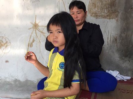 Cuộc sống thiếu vòng tay mẹ của bé gái từng tận mắt chứng kiến mẹ và em bị đuối nước