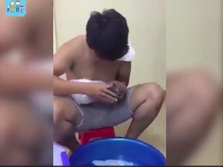 Bố tâm sự với con khi tắm vô cùng đáng yêu