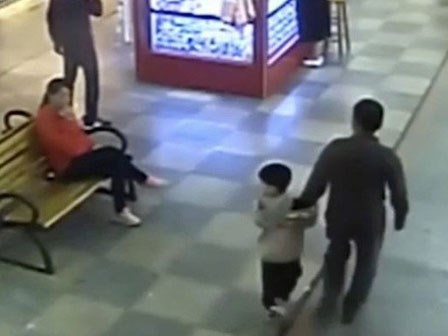 Tình cờ gặp lại con trai bị bắt cóc, cha lao vào giải cứu