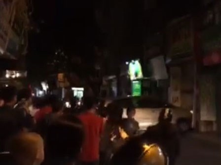 Hà Nội: Người dân hoảng loạn chứng kiến chiếc xe ô tô lao thẳng vào nhà hàng xóm