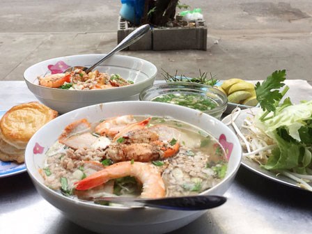Tiệm hủ tiếu 70 tuổi mà vẫn Thanh Xuân,