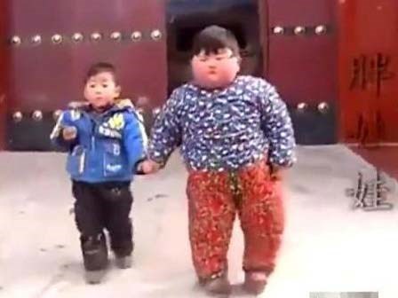 Mẹ chiều chuộng cho ăn uống thoải mái, bé 2 tuổi có cân nặng 