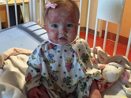 Nhìn hình ảnh này ai cũng xa lánh, người mẹ của cô bé đã có cách đáp trả vô cùng đáng yêu