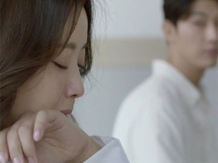 Đúng ngày đầy tháng con trai, chồng đưa đơn ly hôn cho tôi với lí do không thể nào ngờ…