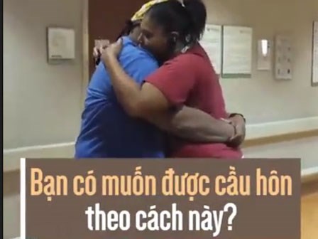 Màn cầu hôn bất ngờ của chàng bác sĩ với 