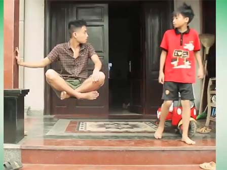 Chỉ có thể là phim Ấn Độ: Khi chuối trở thành vũ khí giết người như ngóe-1