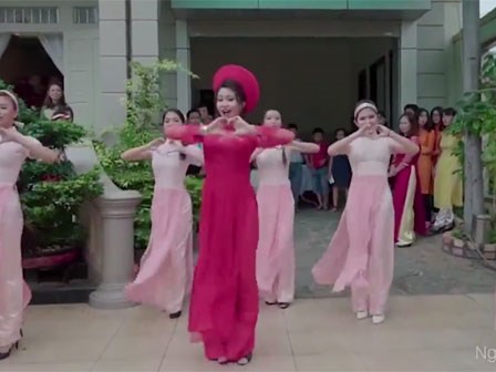Cô dâu cùng dàn hotgirl bưng quả nhảy