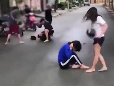 Phẫn nộ nhóm nam nữ cầm mũ bảo hiểm phang vào đầu bạn
