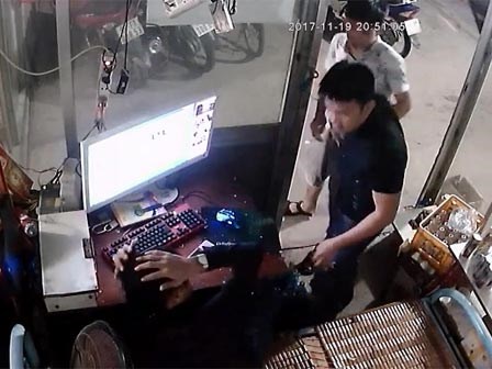 Nam thanh niên đang trông quán net bị khách dùng chai thủy tinh đập vào đầu