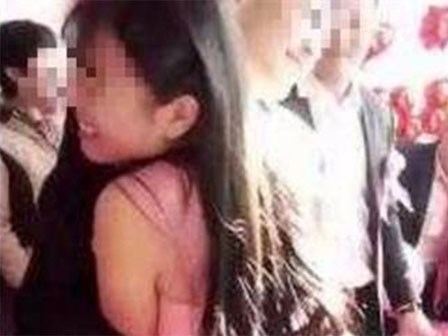 Chú rể ôm phù dâu xinh đẹp khiến cô dâu đòi hủy hôn trong đám cưới
